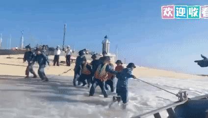 越南军队在其侵占的中国南沙群岛安波沙洲上进行作业，现已经被越南私自改名为“安邦岛