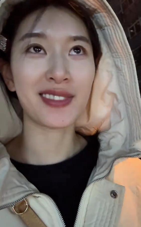 笑不活了！辽宁，女子晚上出门看到几个大爷围在一起，中间桌上还摆着圆圆的东西，走上