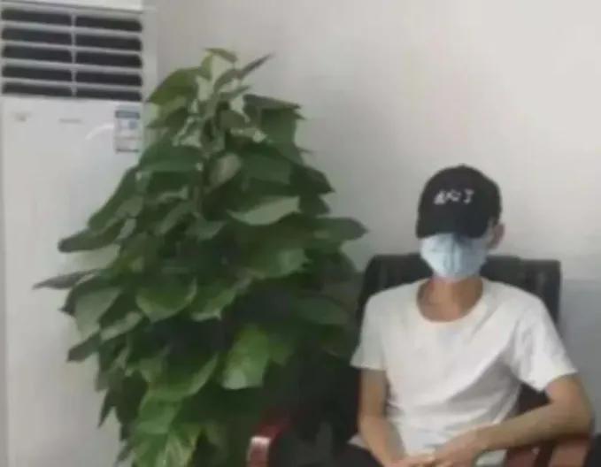 湖南，小伙跟女友酒店开房，发现没带避孕套，无奈之下，只能使用酒店房间收费的，花了