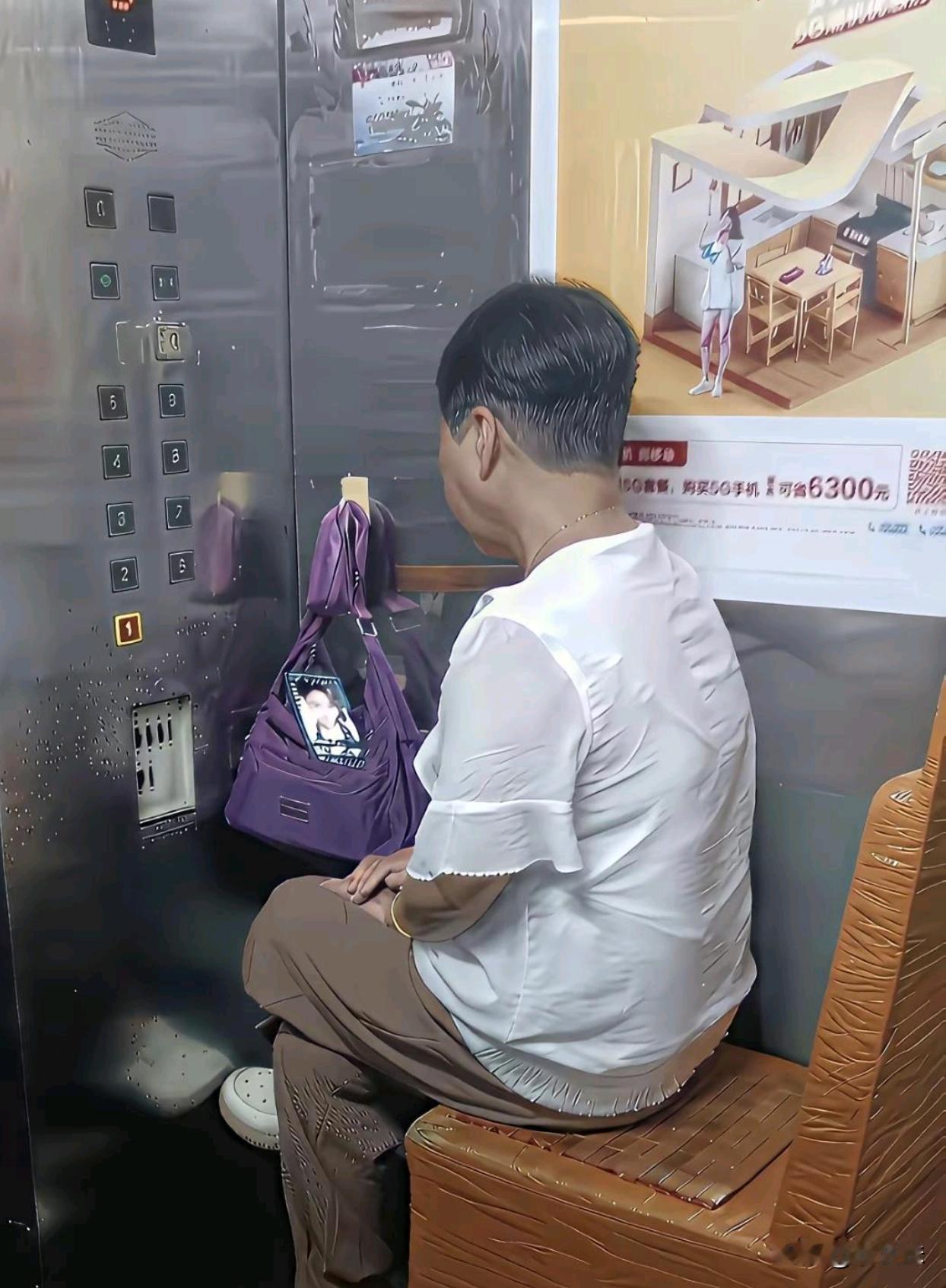 现在这么卷吗，电梯都要安排一个操作员了？
