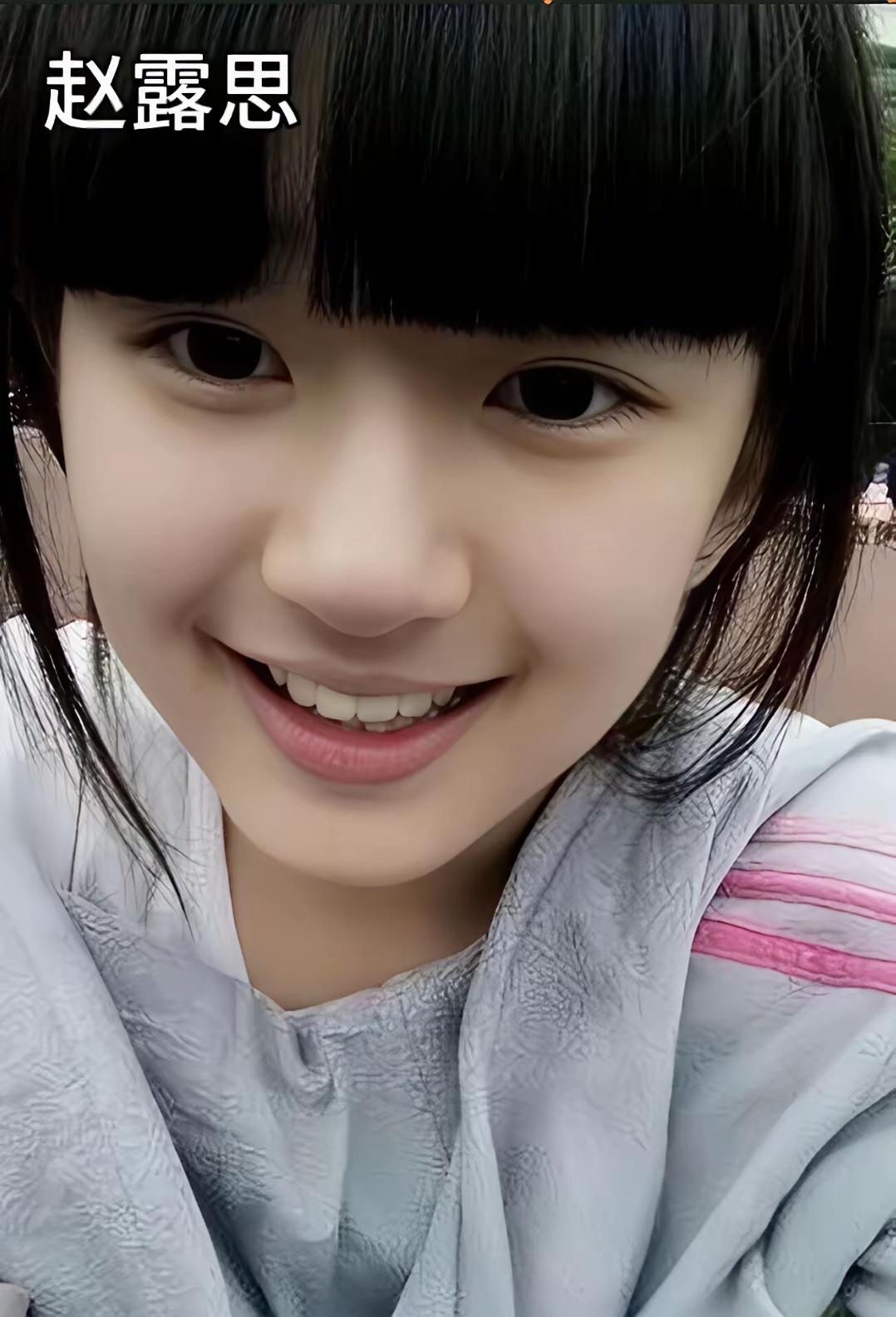 女明星就是女明星啊，学生时代的美貌已经崭露了头角，尤其是穿着军训服的孟子义，怎么