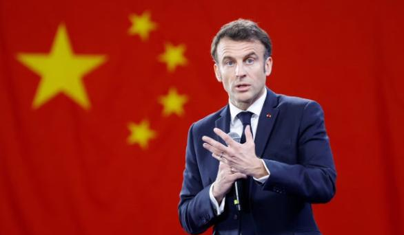 马克龙为啥急着来中国看阅兵？眼看美国连续3次解除对中国的限制，频繁示好中国，法国