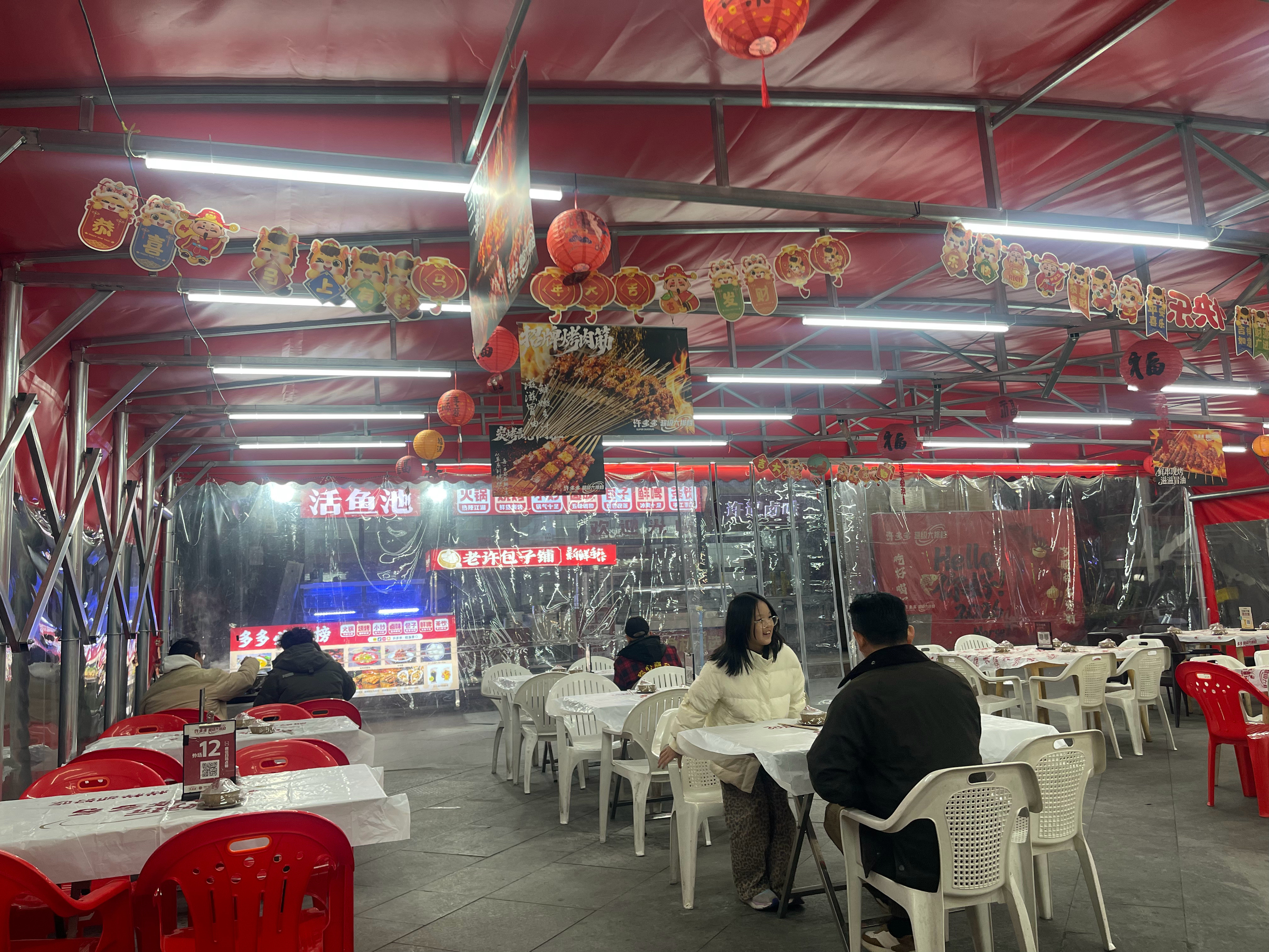 这家鱼火锅味道还不错，在这附近的小伙伴可以过来尝尝火锅武汉·许多多超级大排档·