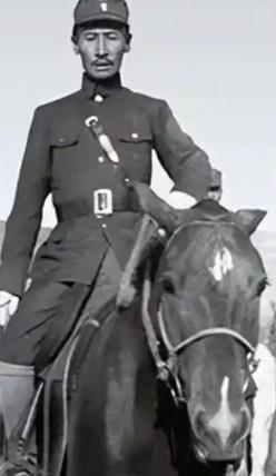 1932年，马占山宣布向日本投降，顿时国内上下骂声一片，然而在受降仪式上，马占山