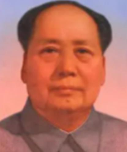 1950年的湖北大冶，铁匠朱其升蹲在自家门槛上，看着隔壁王婶家新糊的墙上，毛主