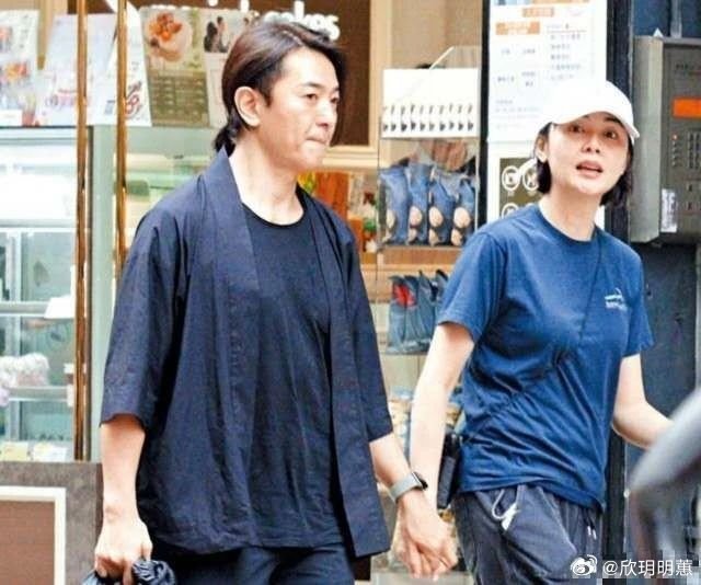 郑伊健老婆蒙嘉慧回香港参加活动，保养不佳，发福明显，与往日的苗条差距明显，夫妇俩