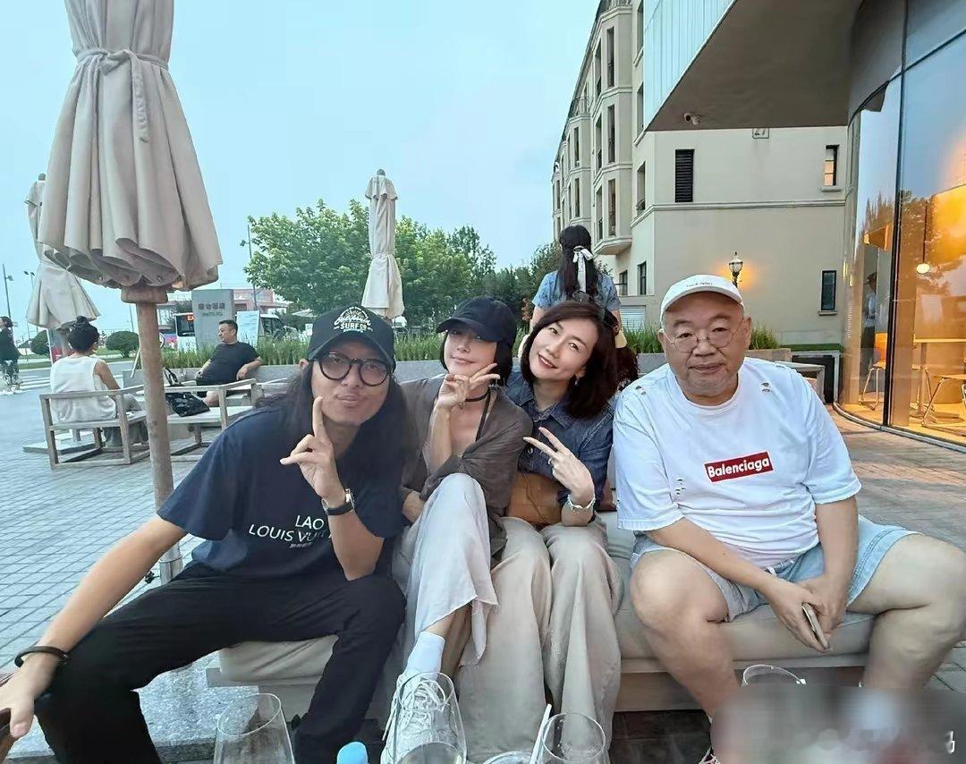 网友在阿那亚偶遇秦岚，一身休闲穿搭又美又飒，本人脸好小好精致​​​