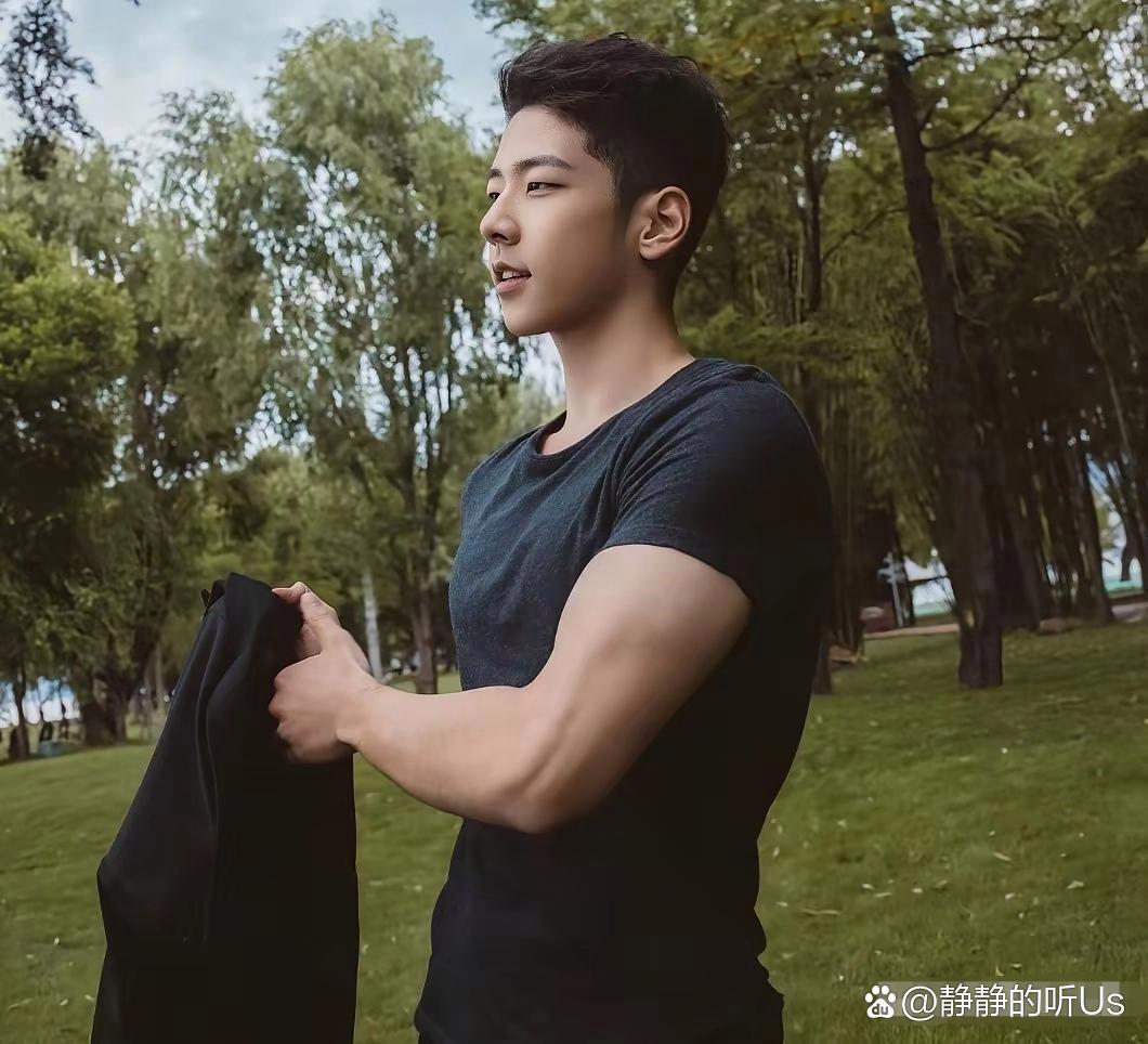 郭涛儿子晒度假照，19岁郭子睿已经练成“倒三角”身材，他在海边做引体向上，大方展