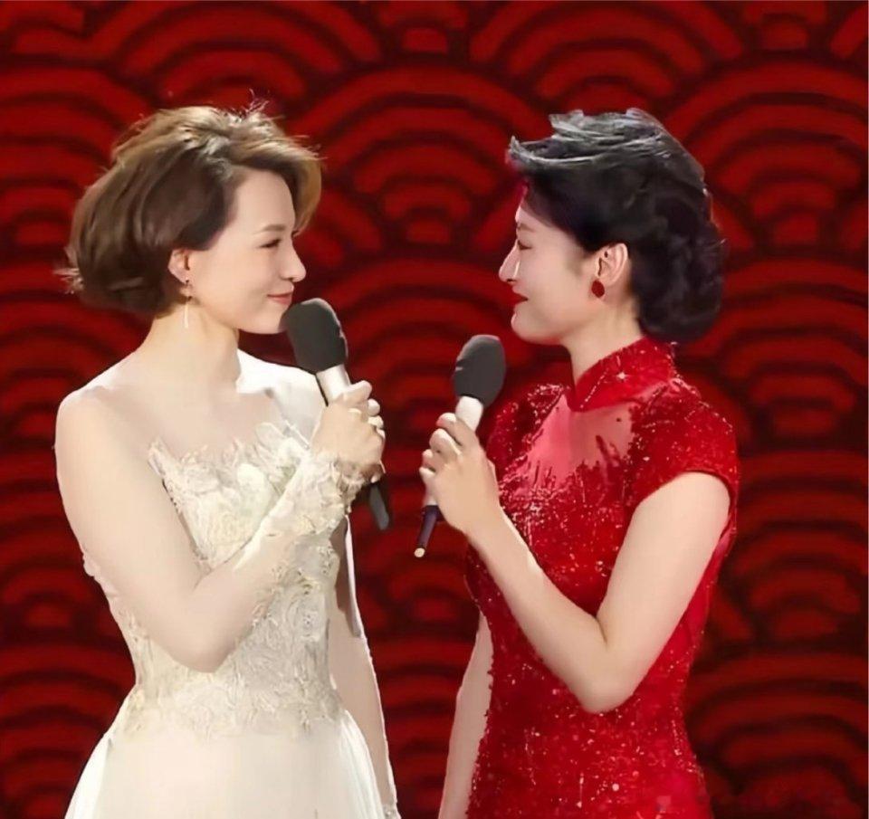 知识女性的美看着这两张脸就觉得国泰民安春晚的舞台，主持人少了董卿、周涛总觉得少了