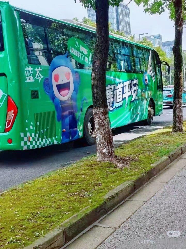 蓝芩LanQin喉糖还没官宣，就为王一博比赛呐喊助威了，藏不住一点儿。[捂脸哭][