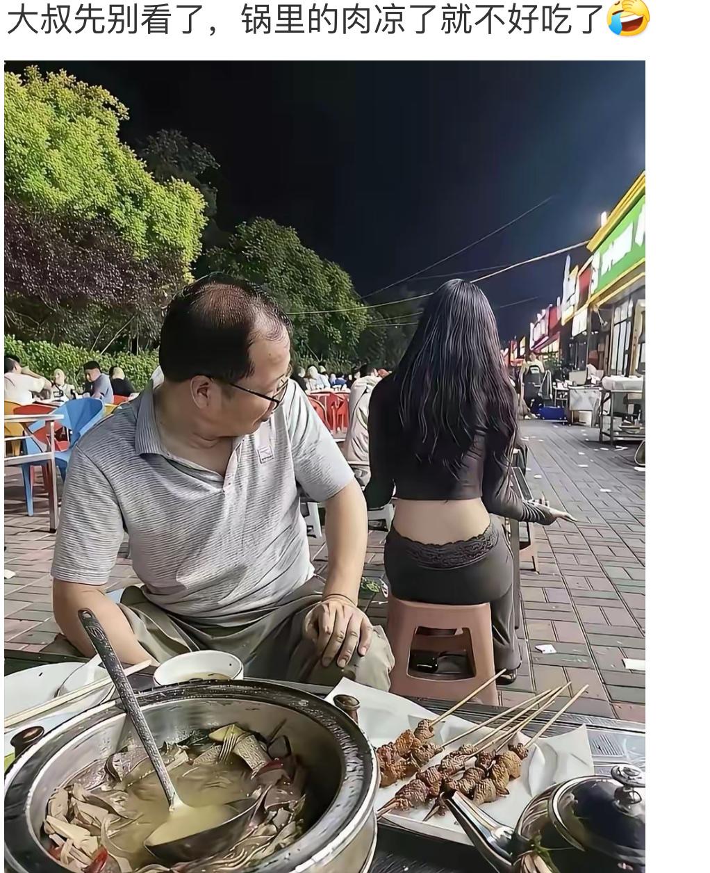 夜市吃夜宵的名场面来了，锅里热气腾腾的肉还在煮着，大叔心思早就不在餐桌上。脑袋