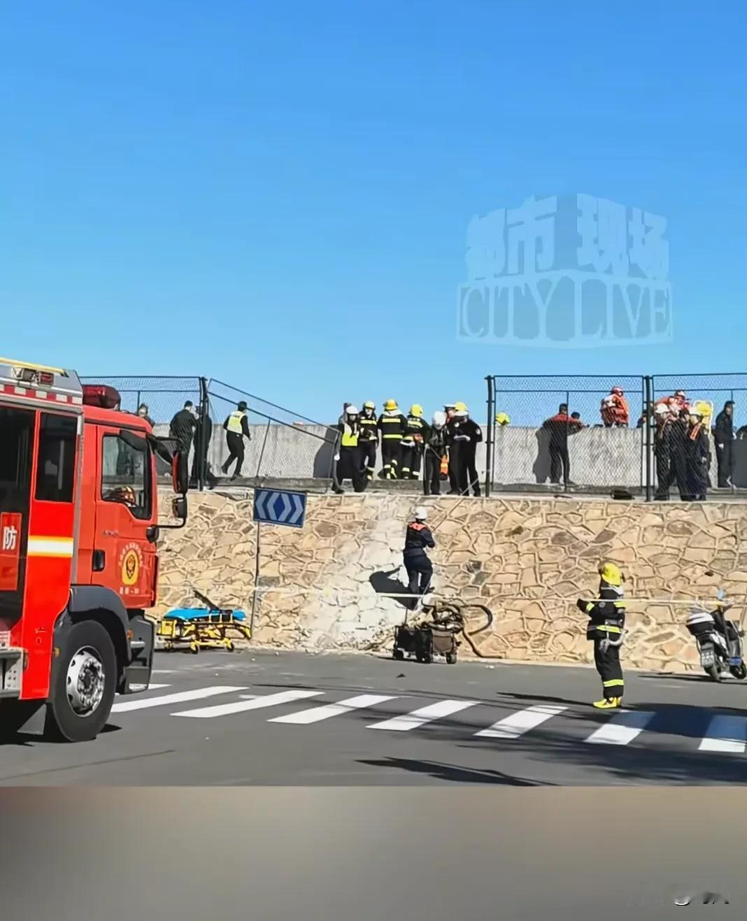 网传一辆蔚来新能源汽车失控直接飞跃20多米冲入连江中，车上有人员身亡。事发11月