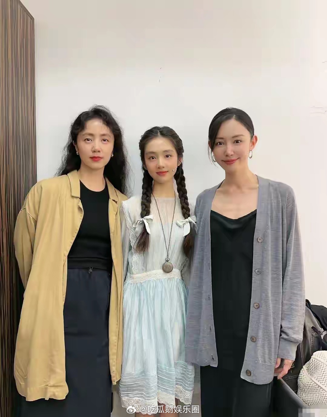黄多多扎着双麻花辫子跟妈妈真的像是复制粘贴，青春靓丽真漂亮！​​​