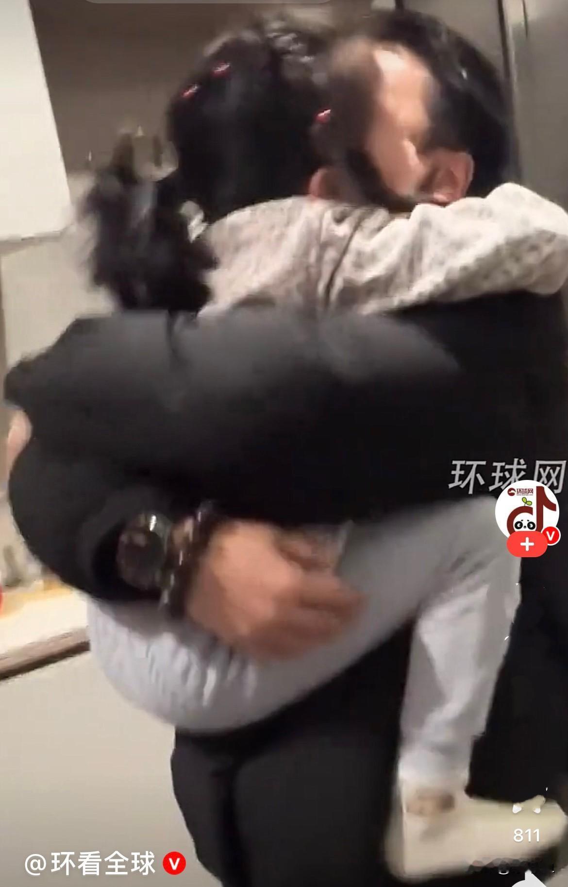 近日，吉林一出差八个月的爸爸回家了，事前没有告诉六、七岁的女儿，当天爸爸到家时正