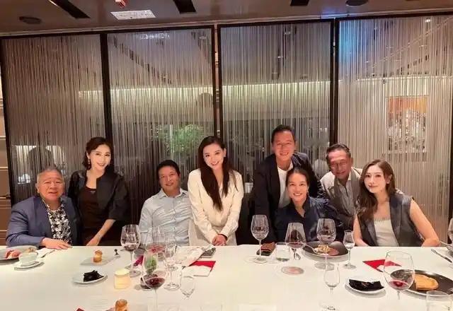 55岁李嘉欣与53岁黎姿携夫聚餐，冻龄如少女，老公却被衬得像爹，网友直呼这饭桌反