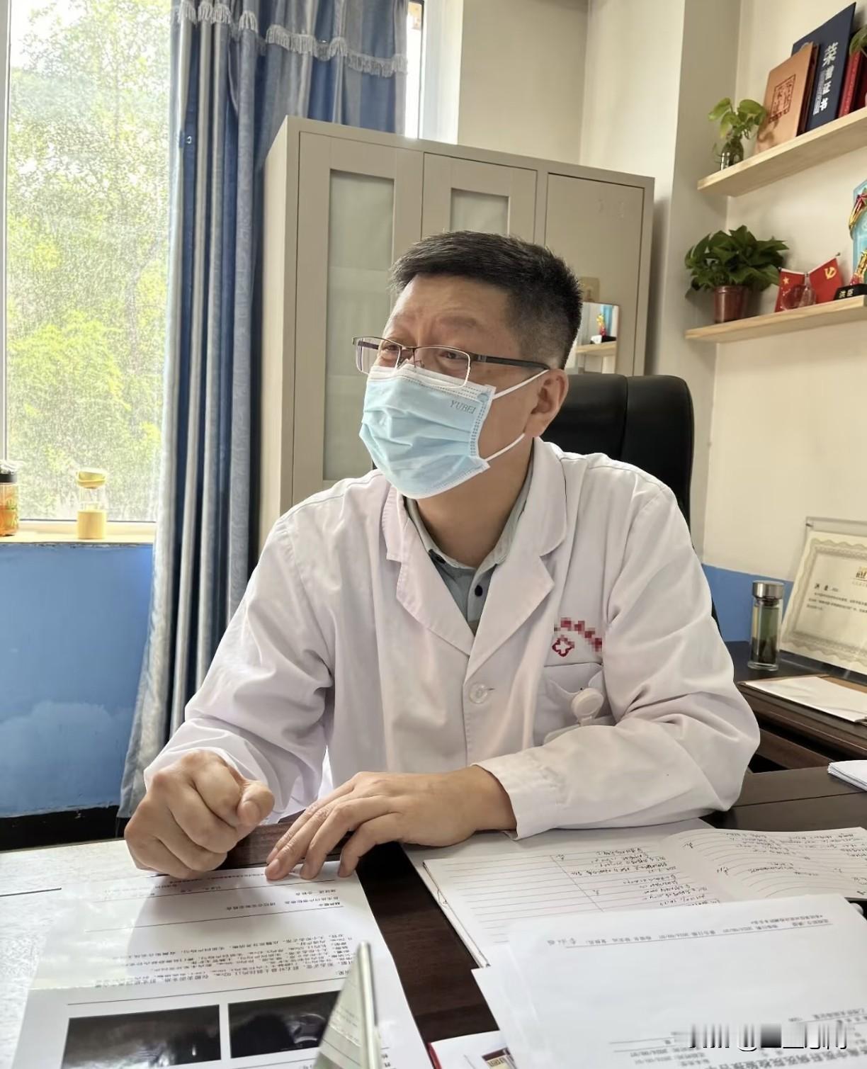 一位三甲医院的医生说：“前两天我被投诉了，原因是看诊时间太长了。但说实话，我并没