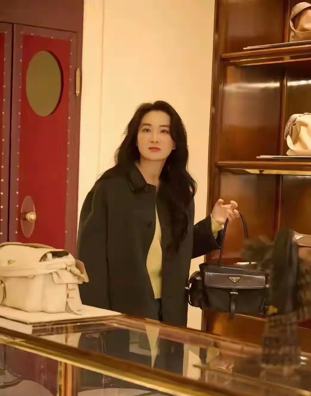 贾玲已经完全是另外一个人了，不再肥胖搞笑，而是高冷时尚！