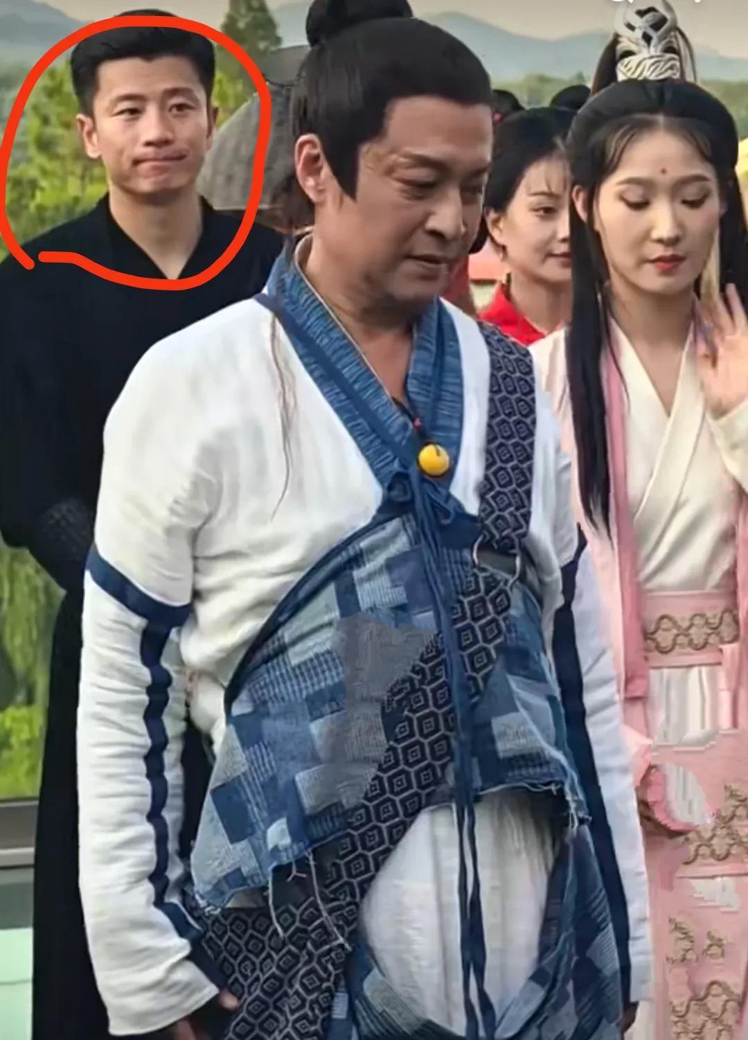 马景涛以张无忌造型杭州宋城表演，李马内沦落为陪衬，前段时间十分火爆的李马内站在马