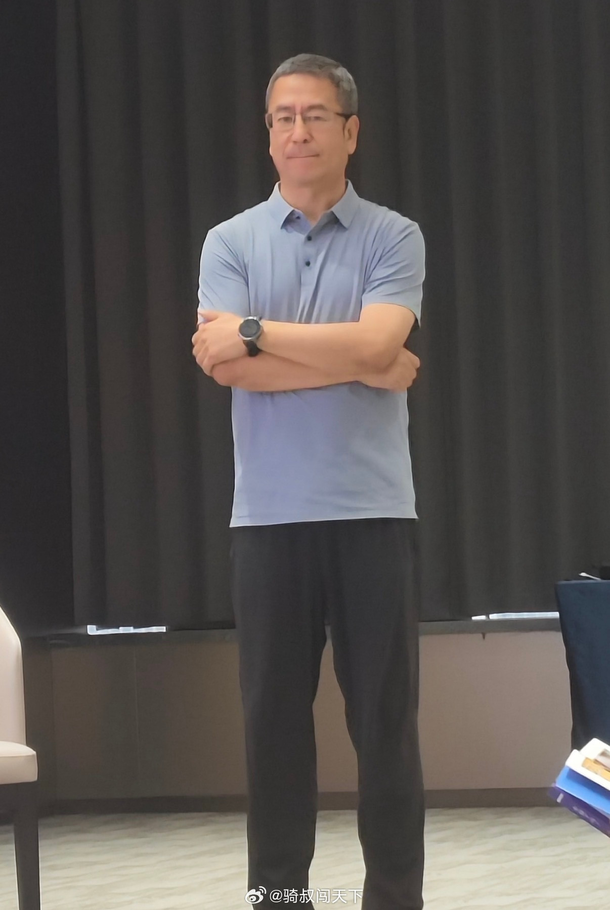 肖战藏海传入围斑彩螺奖红毯最佳的两个镜头！知道为什么肖战会笑得这么开心吗？原因有