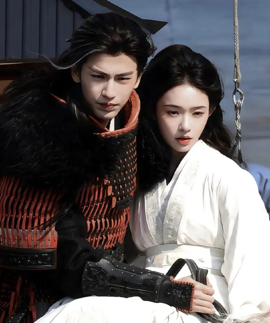 看了张凌赫林允拍戏花絮，也是名糙汉将军吧。林允吊着威亚，上完马背之后，发型有点