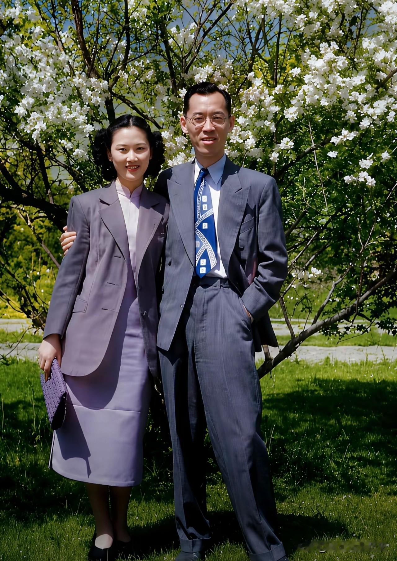 这张春日合影，定格了徐志摩之子徐积锴与妻子张粹文在纽约户外的温馨时刻。徐积锴身