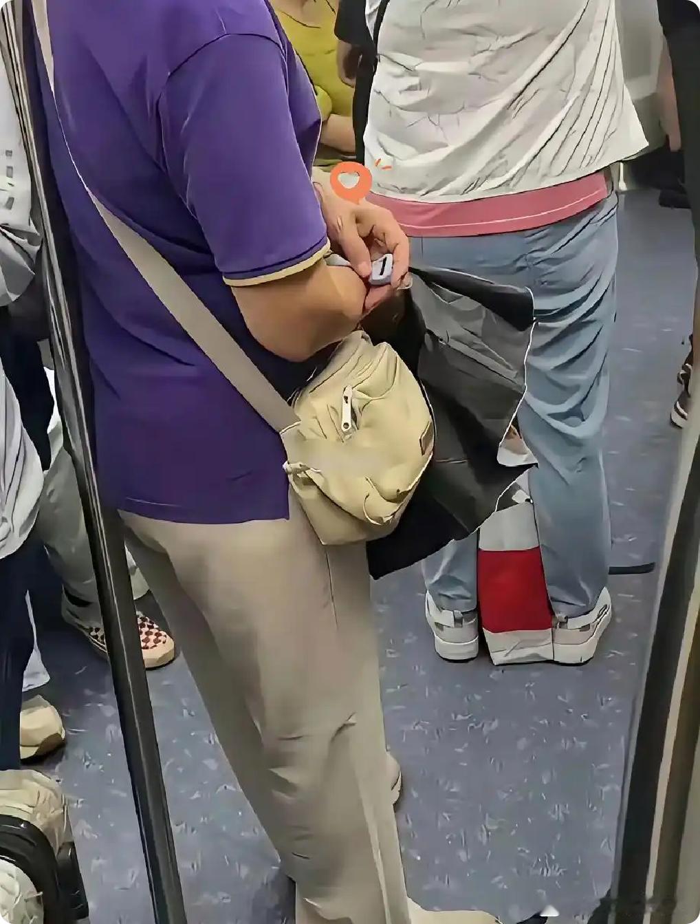 地铁偶遇一位阿姨，手里攥着个小物件不停按压看得我特别好奇，有没有人能认出这到底