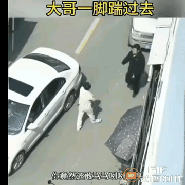 就问你大哥这一脚解气不？一白衣小伙把车停路中间，任凭别人按喇叭就是不开走。不想惹