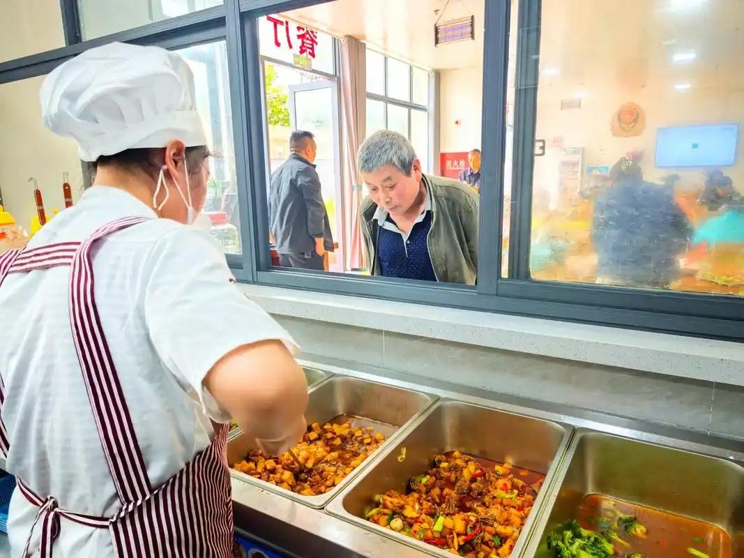 别再自欺欺人了！社区养老食堂接连倒闭，真不是因为老头老太太不爱光顾。这背