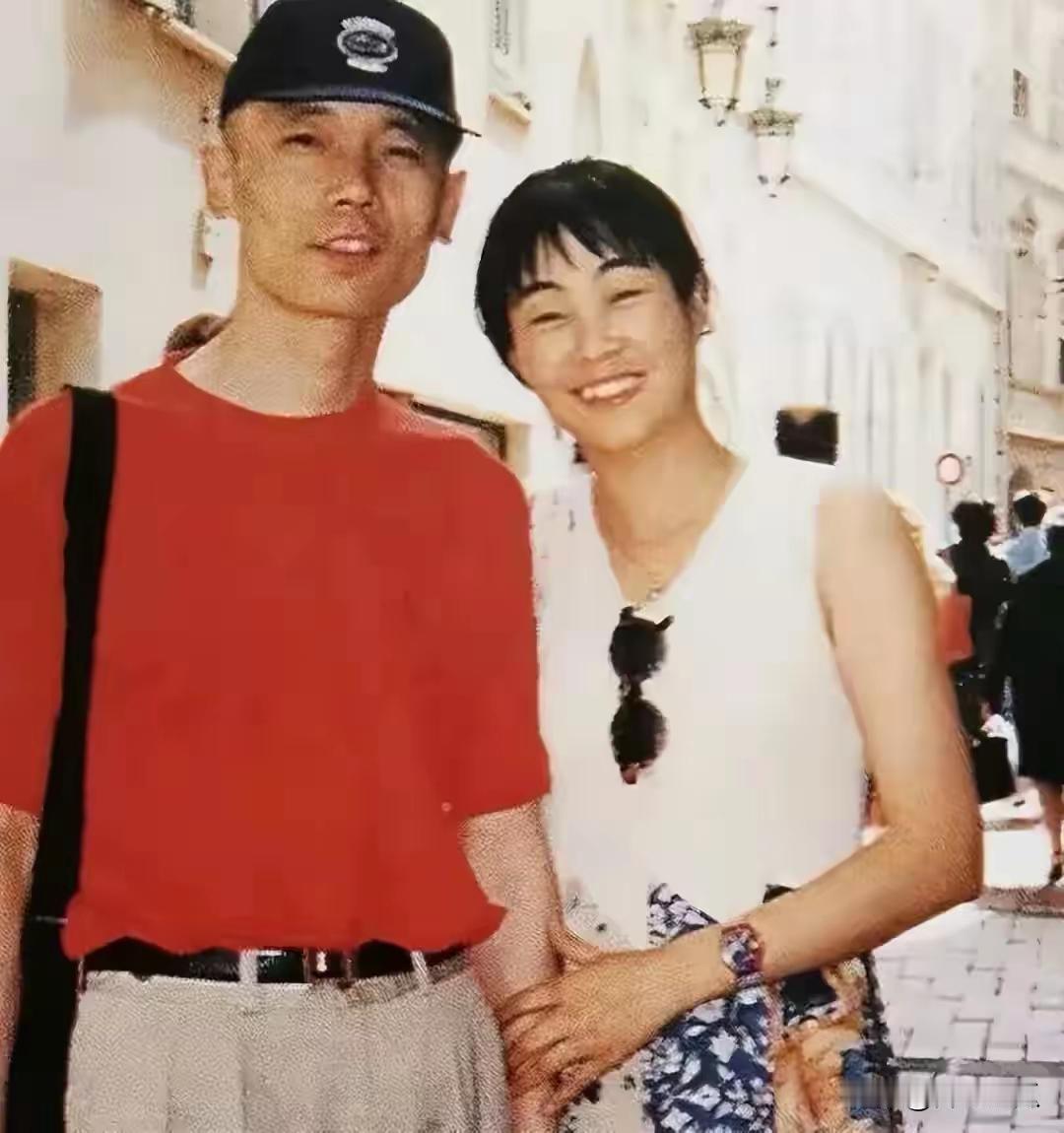 葛优62岁喜当爹。今年葛优69岁了，儿子已经7岁了。模样长的像葛优。一家三口出