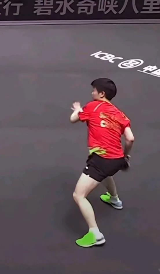 一起来看下小霸王孙颖莎的暴力正手五连击，估计也只有牛迪能抗住莎莎的连续正手，我