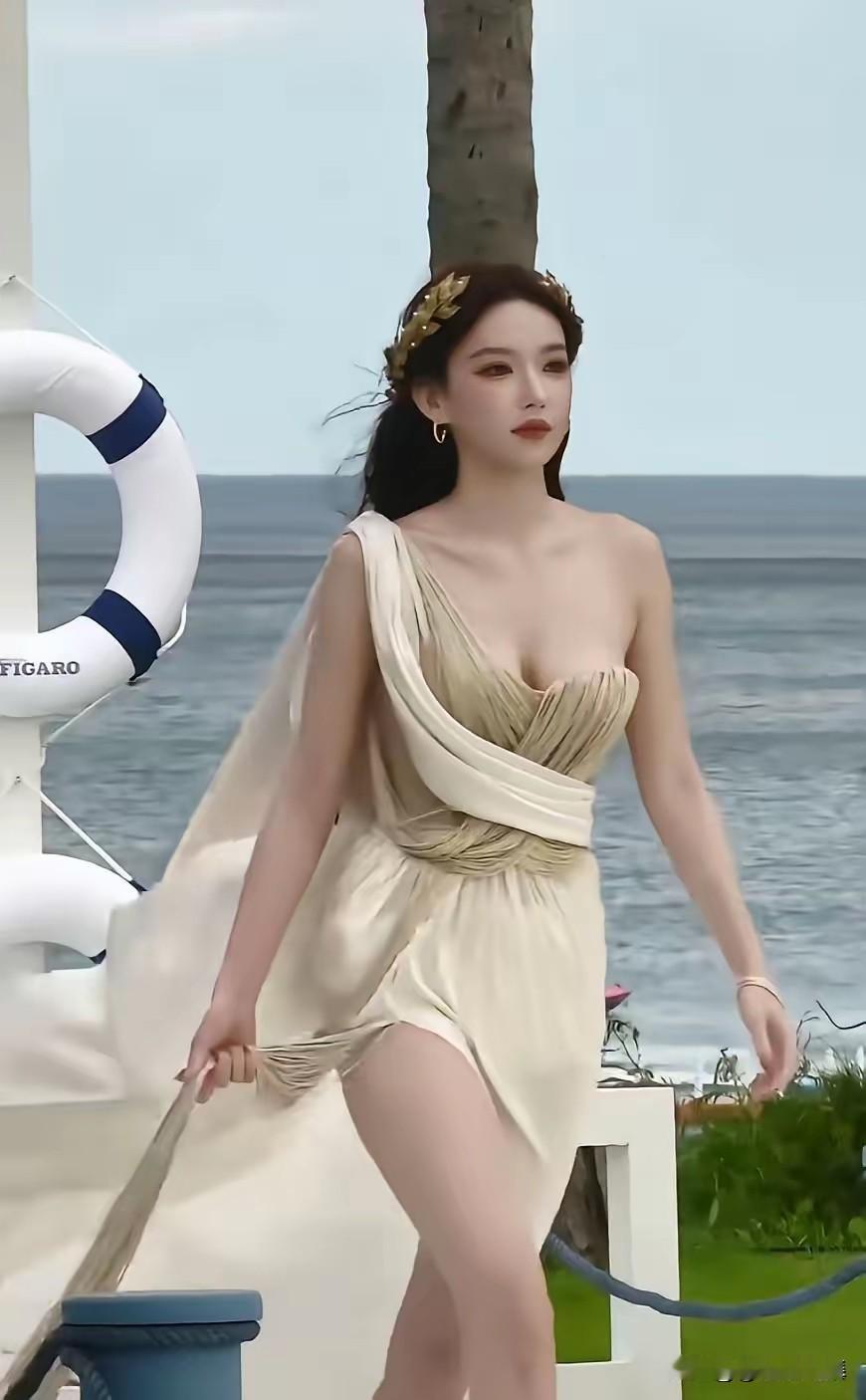 程潇海边度假照刷屏，风姿动人，氛围感拉满1998年出生的她，早年在韩国以宇宙少女出道，凭借过硬的舞蹈