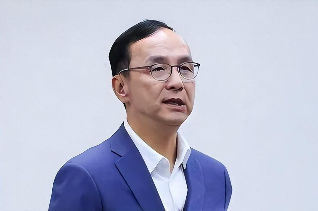 国民党这届全代会，真的是把“尴尬”两个字直接摆到了台面上。本来今天上午这场大会