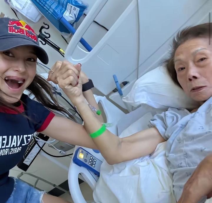 原来谷爱凌的名字，藏着一家人最深的思念。妈妈谷燕，小姨谷凌早早离开。“爱凌”二字