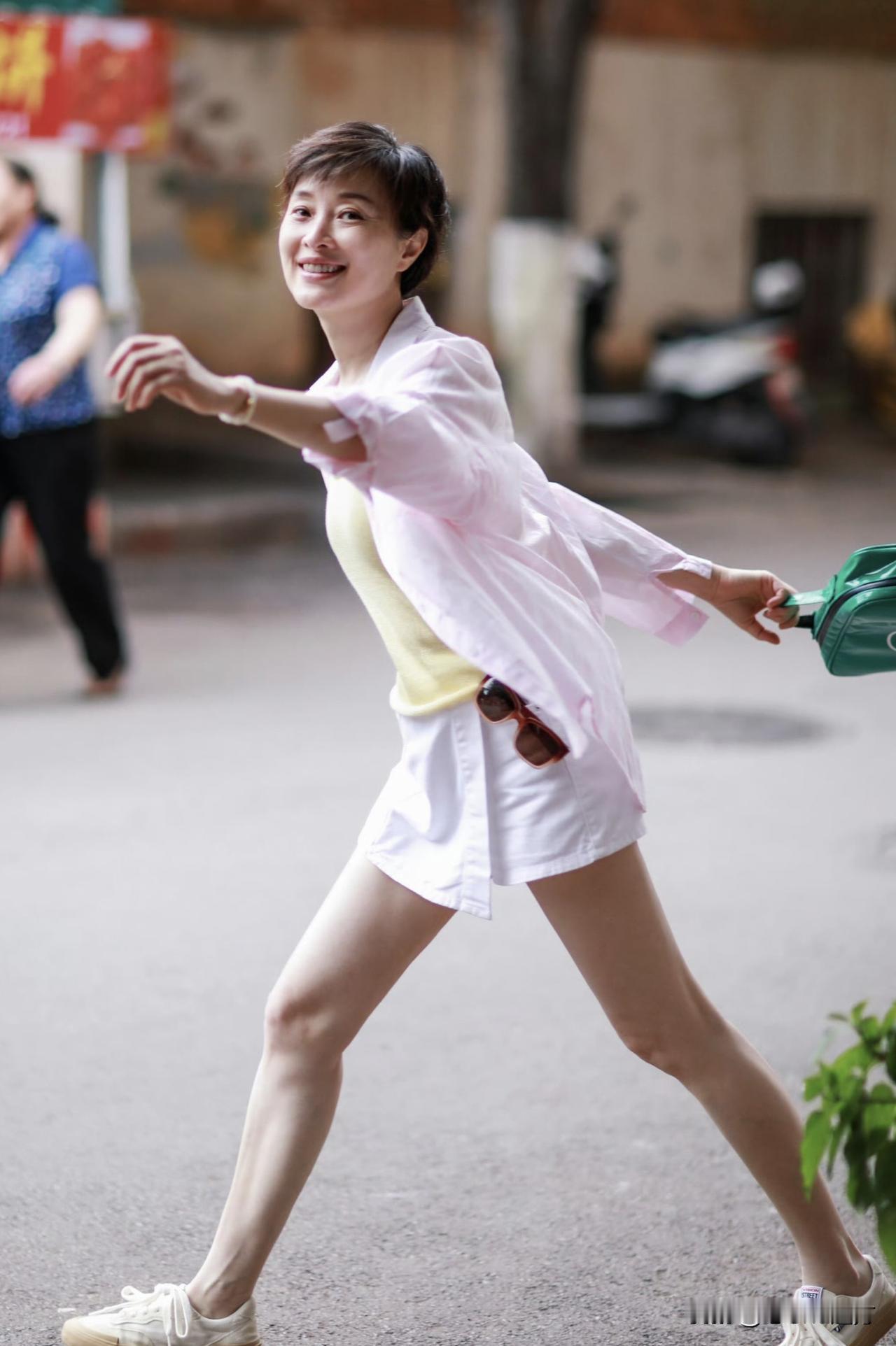 吴越：把日子过成诗，把自己活成光演员吴越的一组夏日街拍曝光，镜头里的她，没有刻