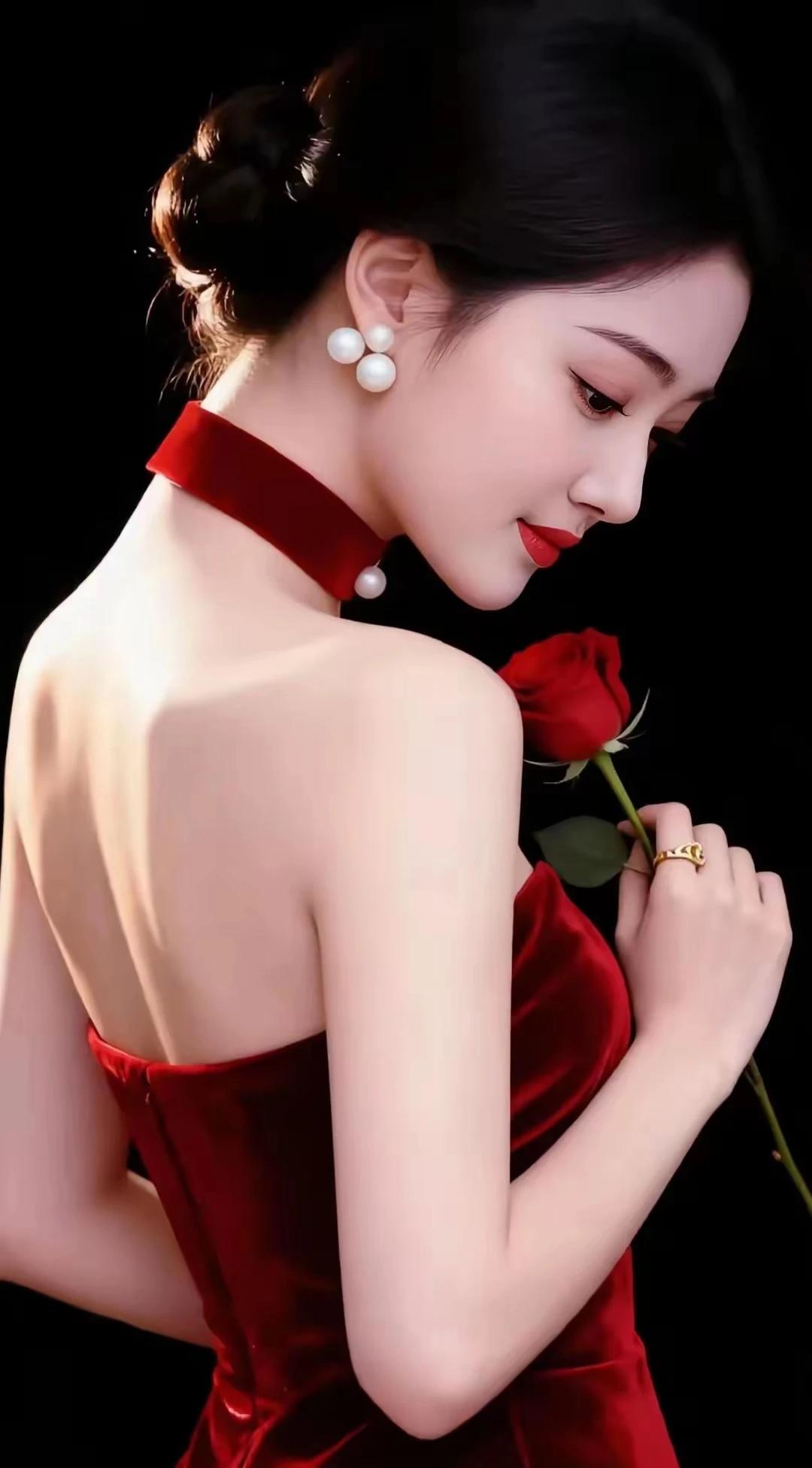 清水出芙蓉，天然去雕饰。国色天香，惊为天人。所谓伊人，在水一方。千娇百媚，