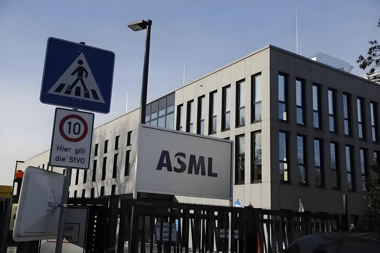 阿斯麦快被整崩溃了！说实话阿斯麦太难了！因为技术来自美国，所以美一个对华出口