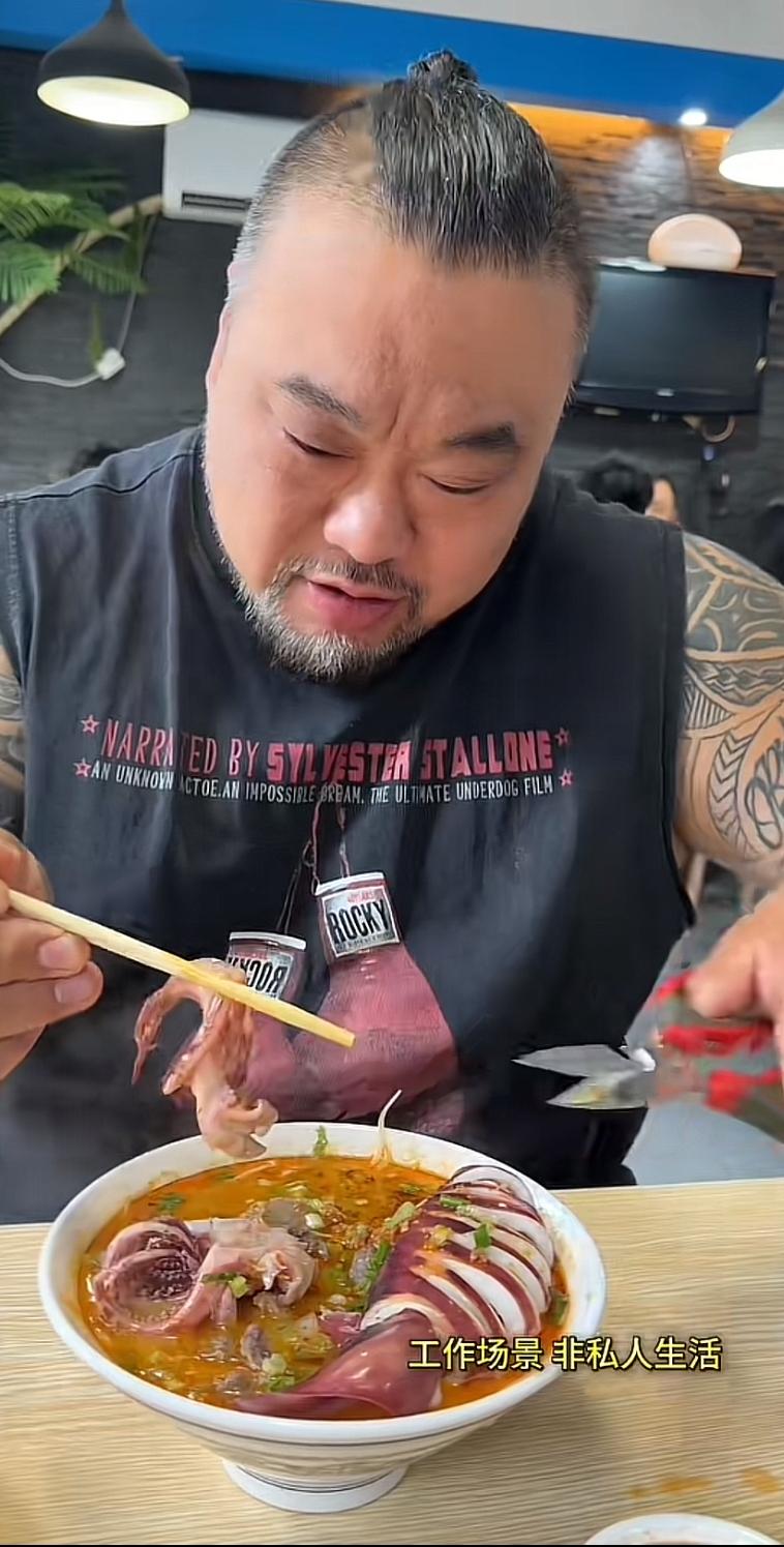 京爷老岳太能吃了，一顿午饭184块钱。老岳如今体重都快飙到300斤了，他老婆身材