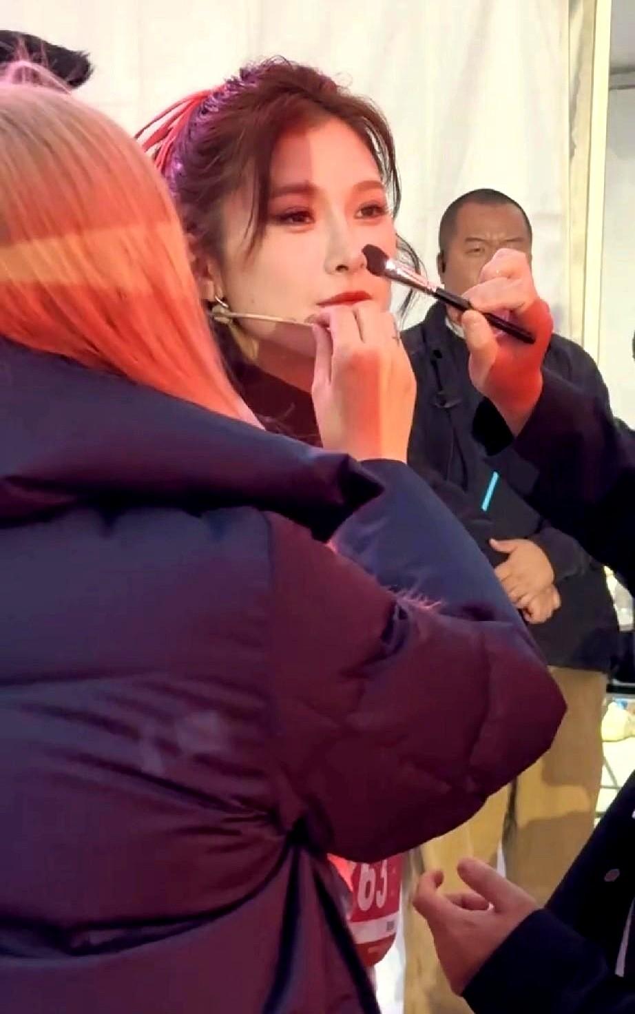 吴艳妮这波操作，真是让人有点懵。女孩子爱美，这没毛病，谁都支持。可把整个化妆