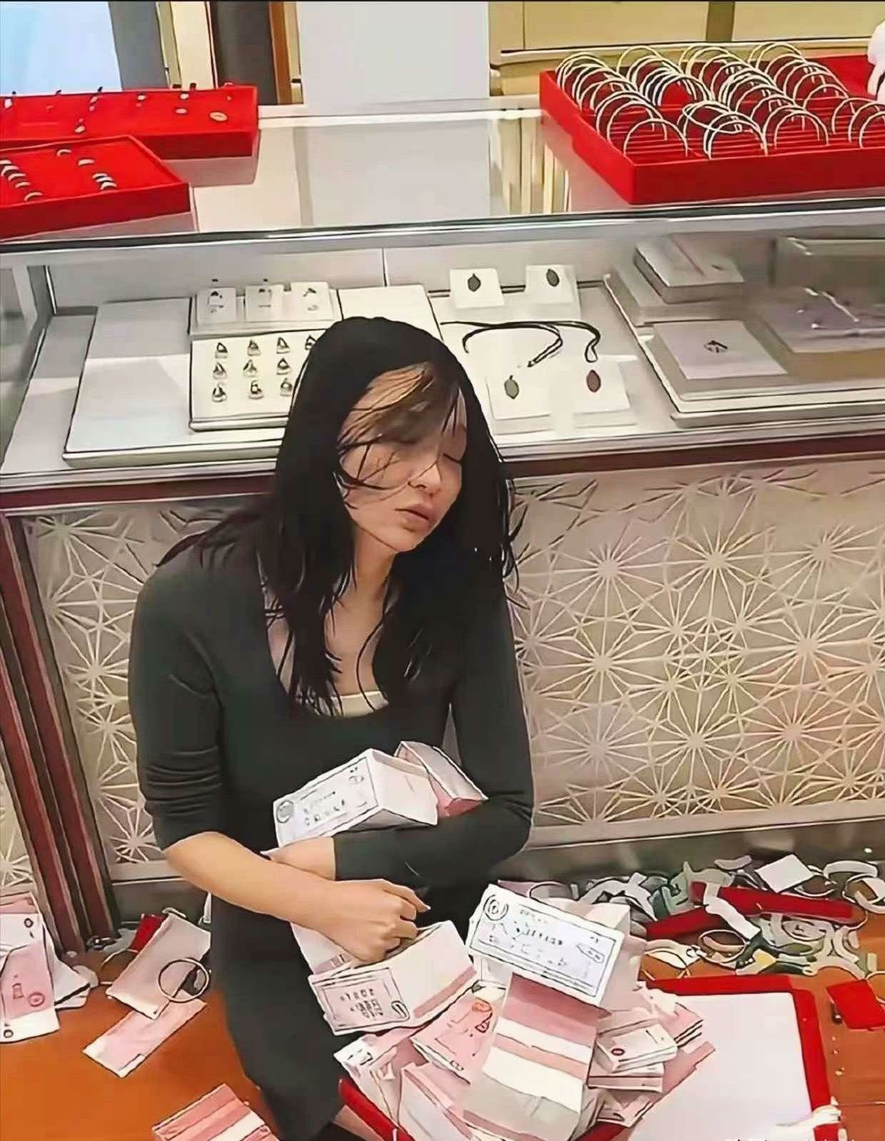 手上拿着的不像真钱，气疯了？