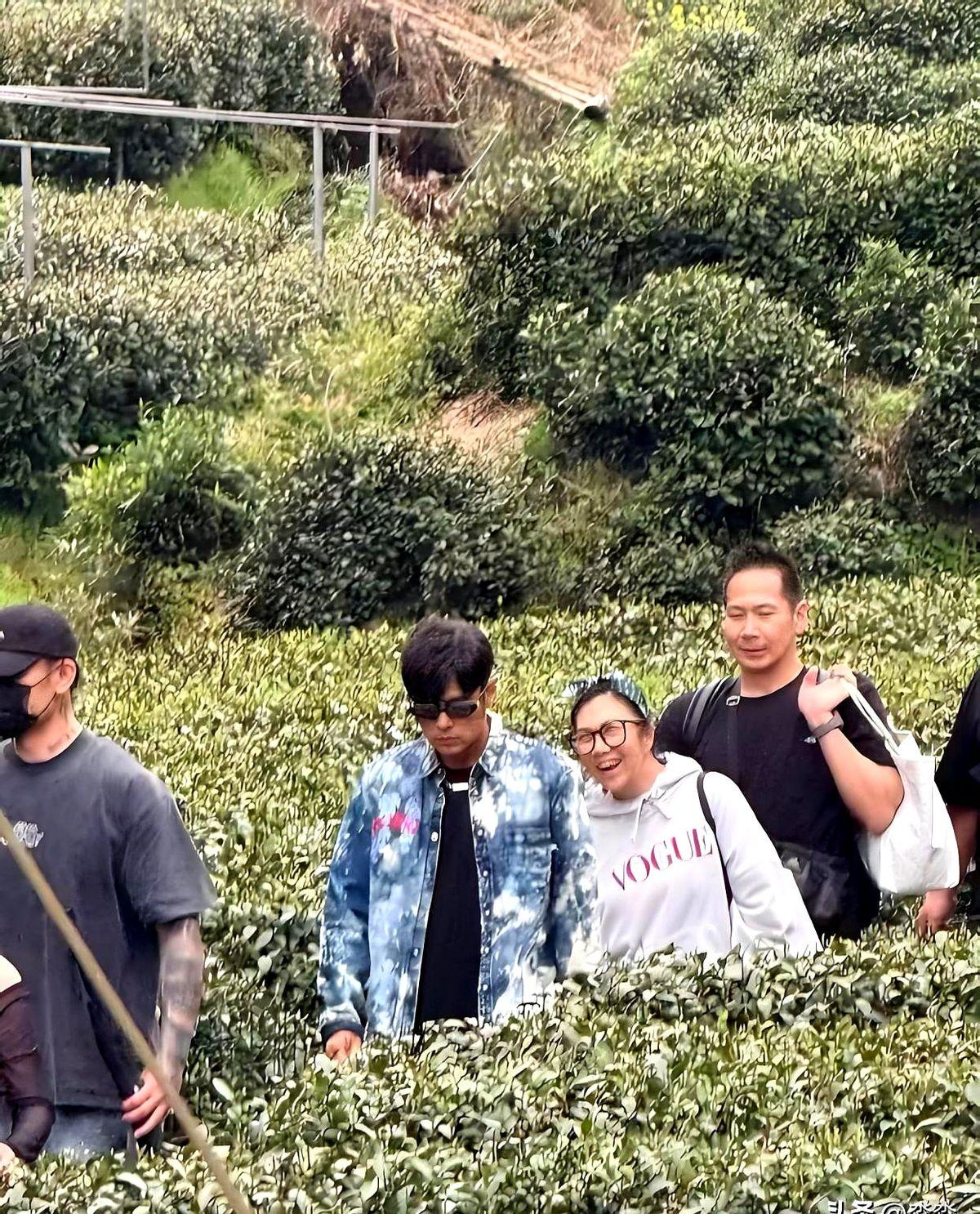 周杰伦演唱会刚结束，又跑去杭州龙井村拍《周游记》了！花衬衫墨镜一戴，那帅气劲儿真