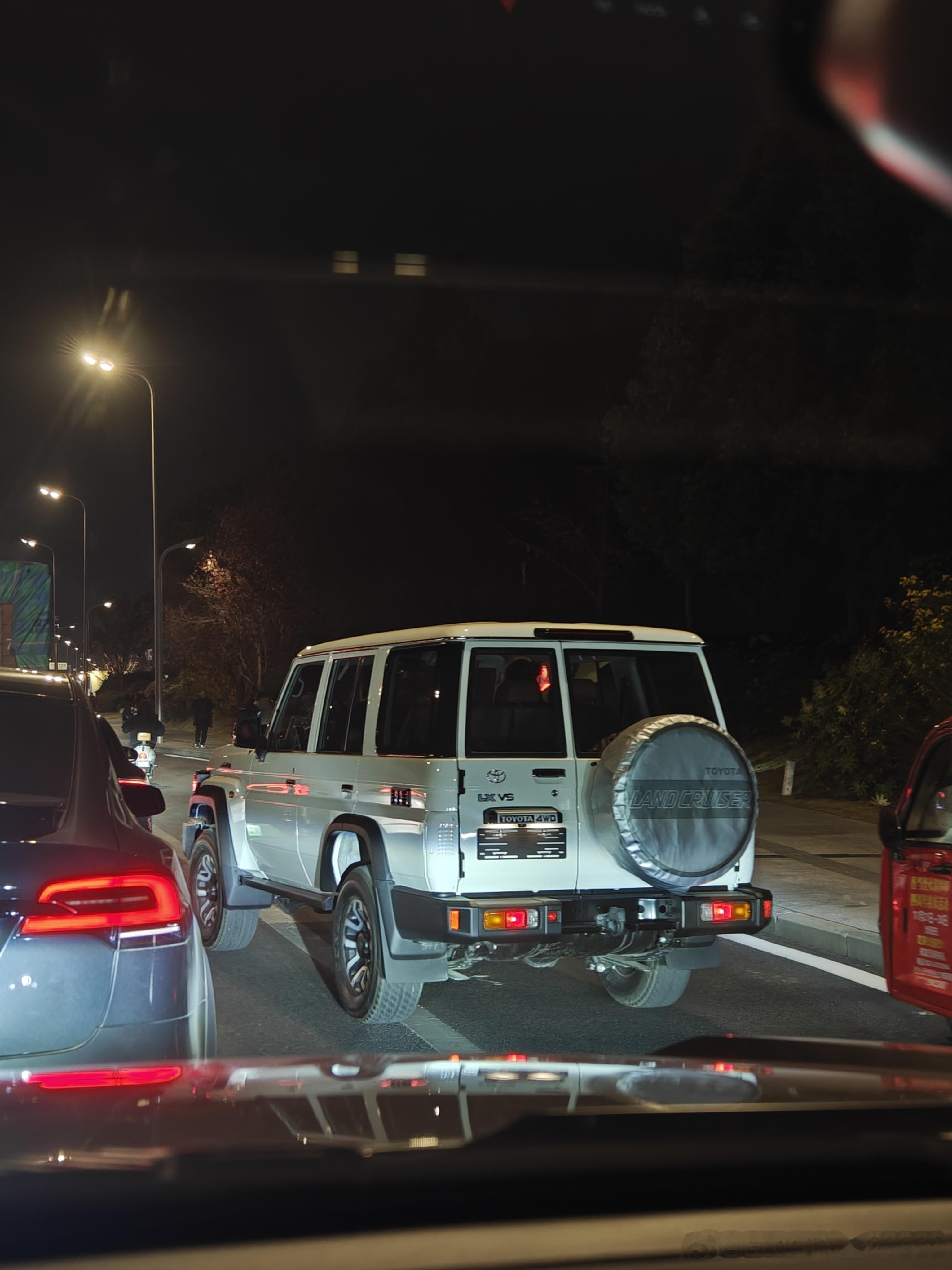 去圣诞市场又润妇效应了，大哥满配汽油76。真的纠结啊,现在的400丑但是全面，