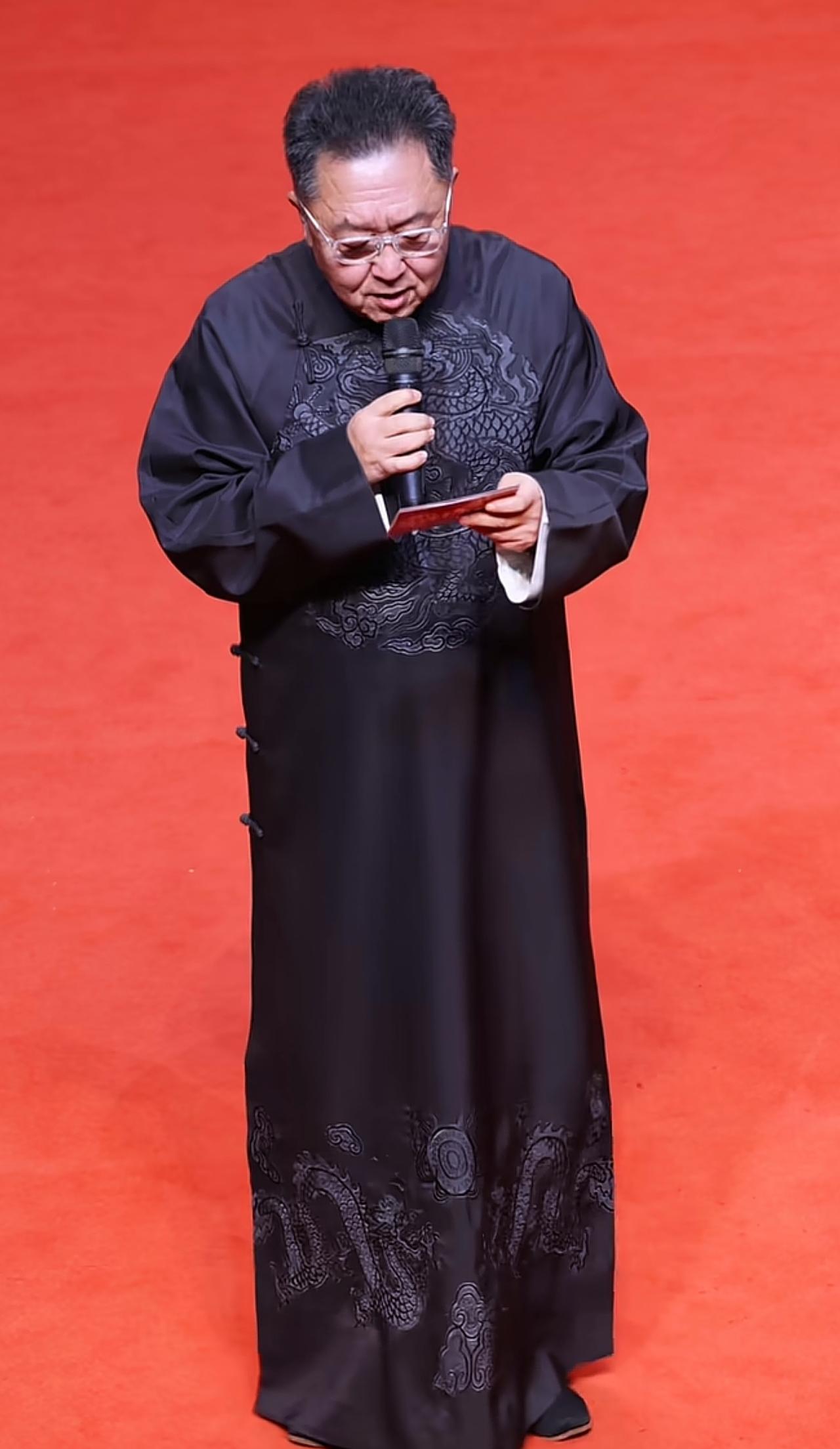 开了眼了，以前听郭德纲相声，总听郭德纲说于谦他父亲头衔多，什么内蒙古海军司令，什