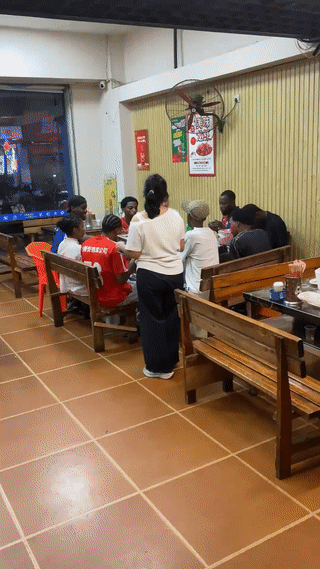 一家餐厅里。突然来了一大群非洲黑人过来吃饭。由于他们都是信奉伊斯兰教的穆斯林