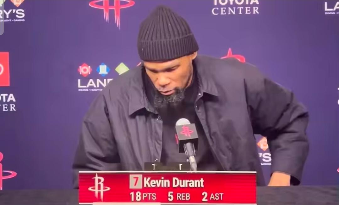 杜兰特揽责：今天是我把比赛搞砸了，不该把球一直攥在手里NBA常规赛继续进行，火箭