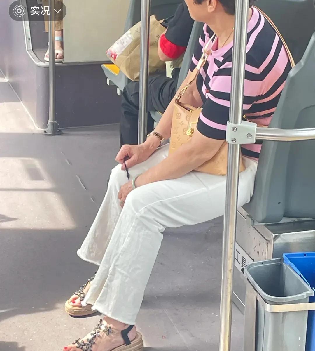 厉害了，在公交上看到邻座阿姨的穿搭，瞬间被狠狠拿捏了！低头，感叹时尚果然