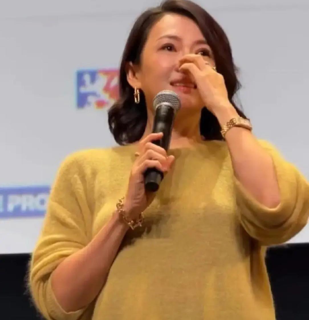20年前，凤凰卫视许戈辉问章子怡：你爆红是靠运气吗？章子怡：与张艺谋和李安导演合
