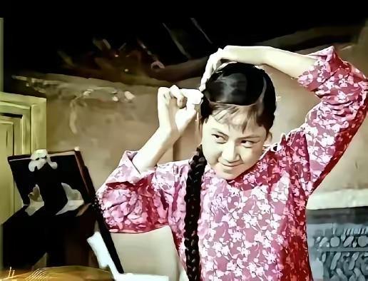 追她的人，据说能从北京排到南京。一堆的首长，一堆的大领导，削尖了脑袋想把这位红遍