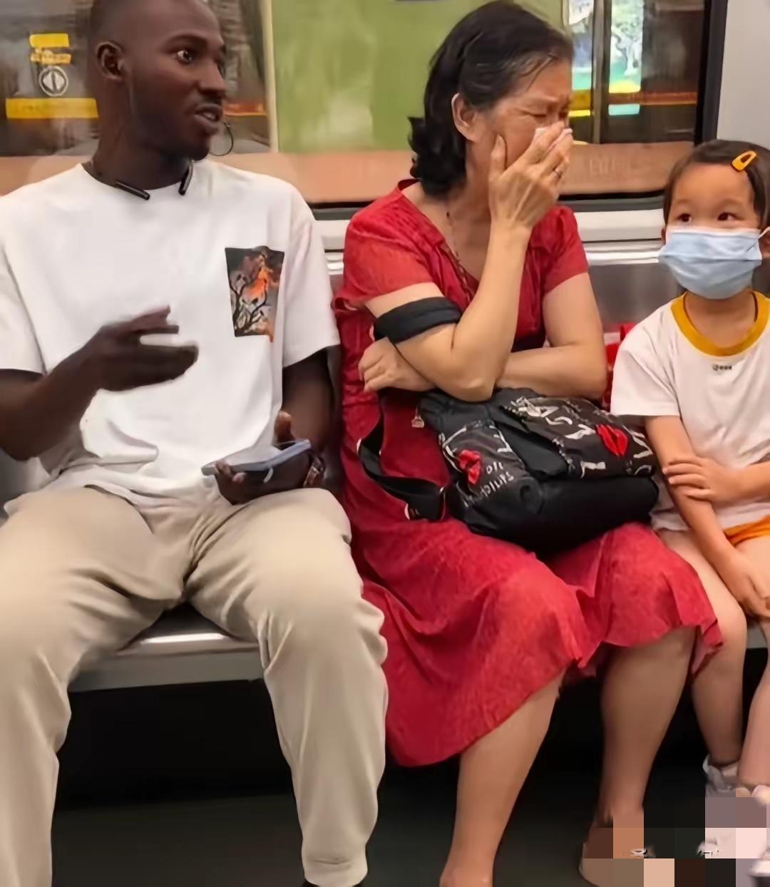 广州地铁一幕引热议！真的没必要上纲上线！大妈带孙女