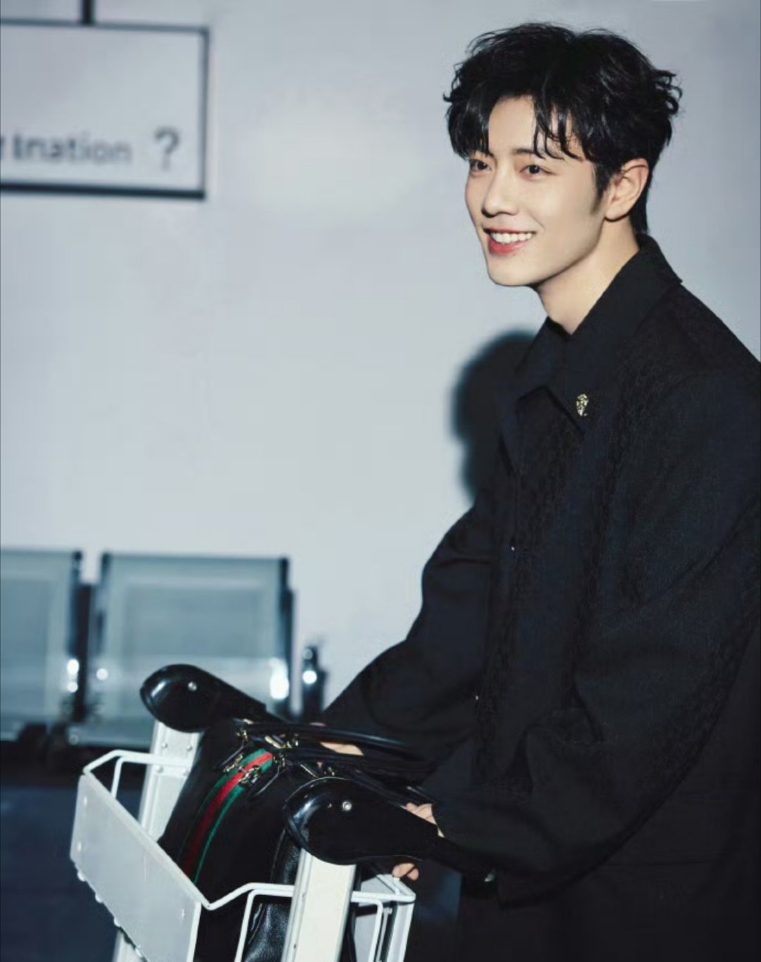 肖战平底鞋这薄底鞋穿的，完全是净身高啊，期待肖战时装周造型