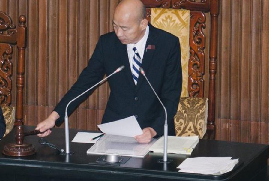 反公教年改“表决大战”！蓝白人数辗压60：48票三读通过在野党推动“公务人